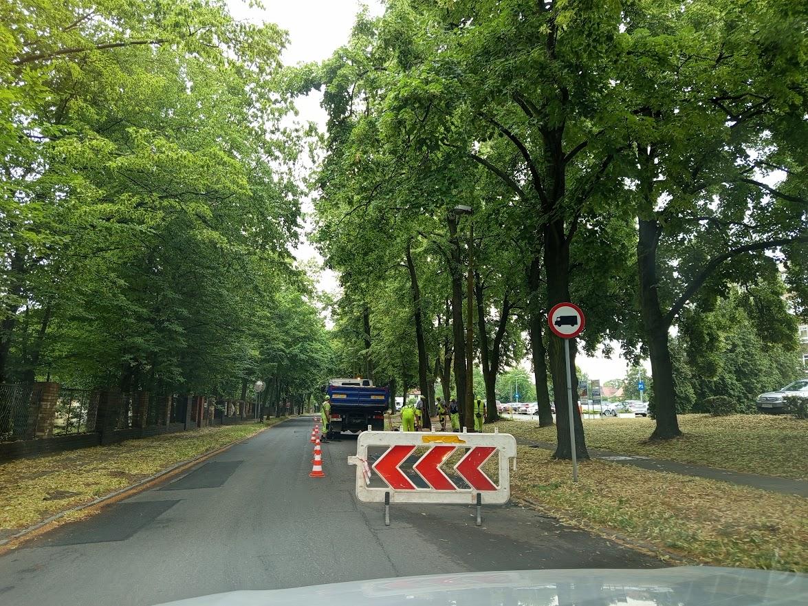 Służby drogowe na bieżaco naprawiają jezdnie i chodniki