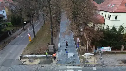 Sprawdzamy jak przebiegają prace przy przebudowie ciągu pieszo-rowerowego na Mickiewicza