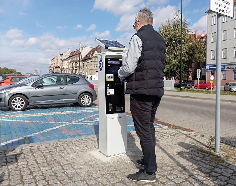 Koniec roku bez gotówki w parkomatach. Ważna informacja dla kierowców.