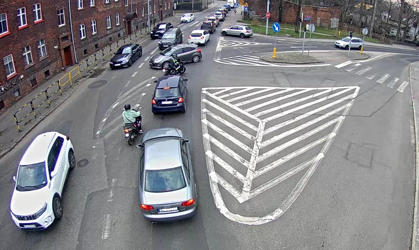 Uwaga kierowcy - nie blokujcie skrzyżowania Sikorskiego/Wielicka. 