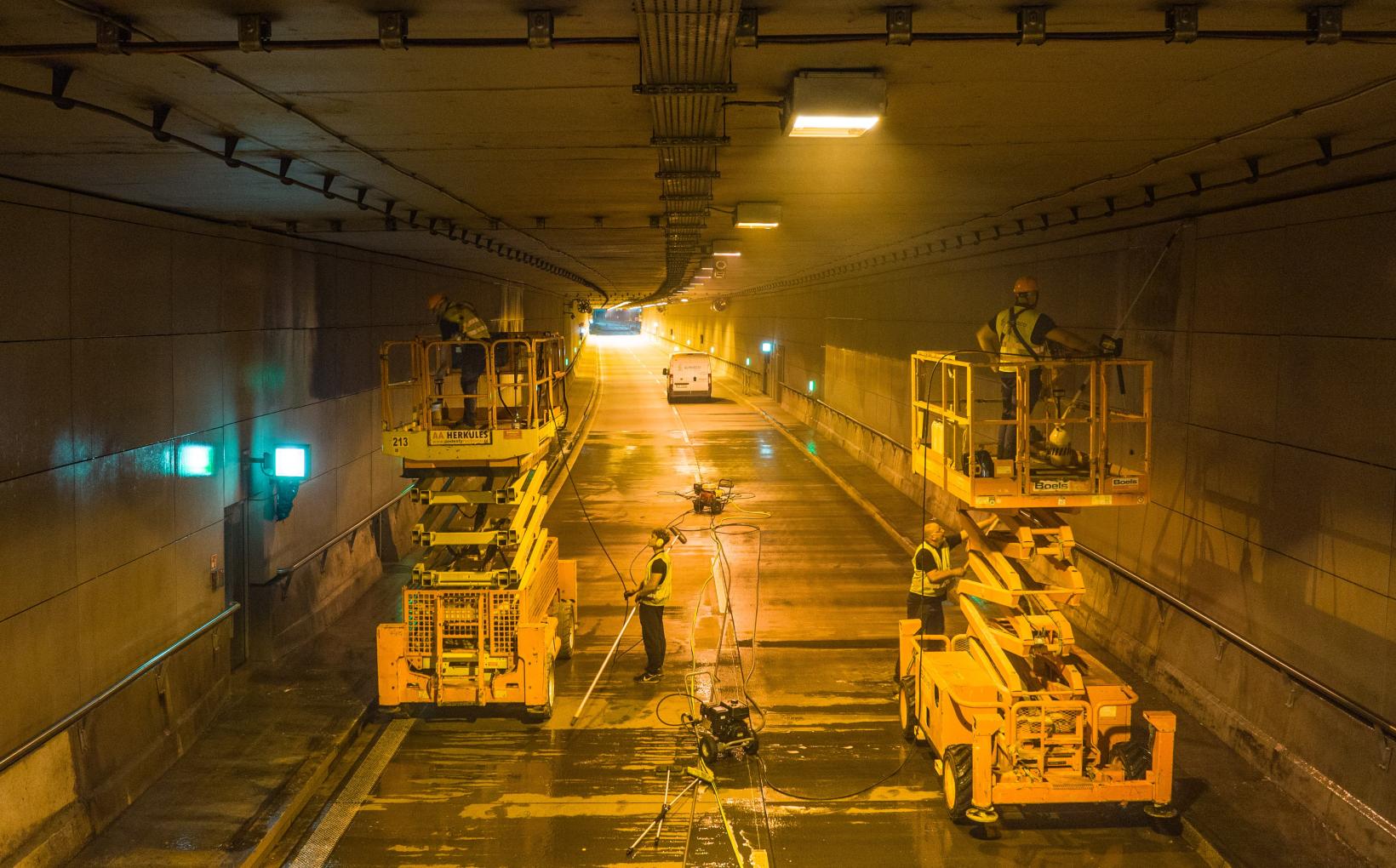 Środek tygodnia - zamknięcie tunelu DTŚ.