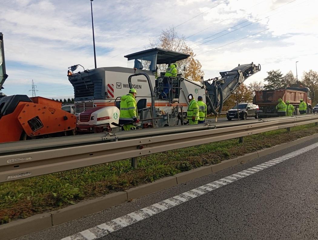 Prace drogowe nabierają tempa w całym mieście.