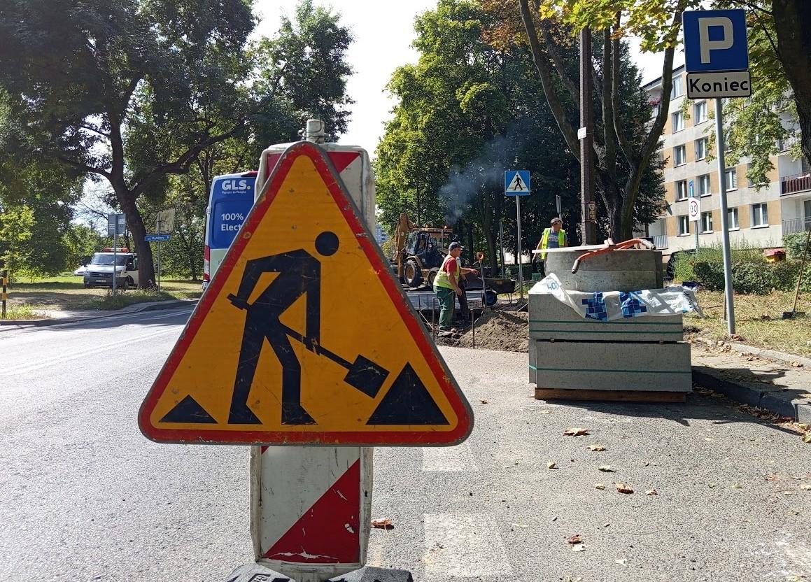 Małe naprawy, duży efekt - dziś prace w różnych częściach miasta.