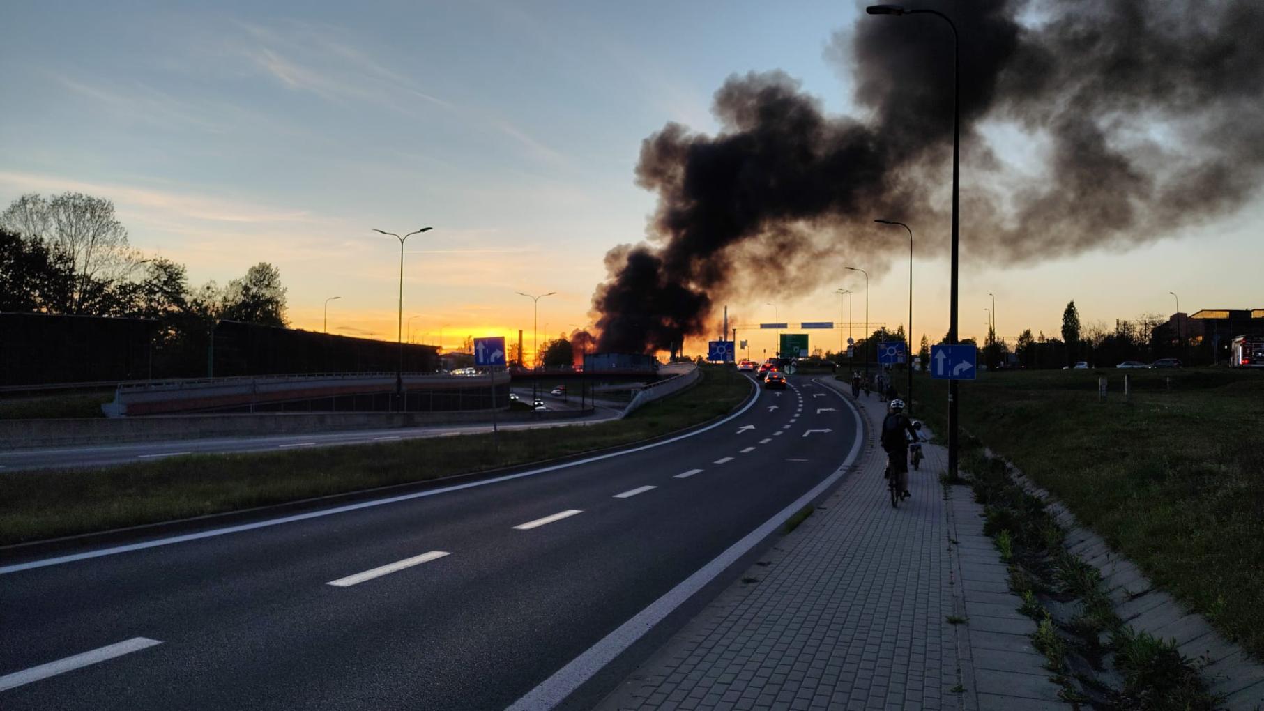 Zamknięcia i utrudnienia - pożar fabryki drutu