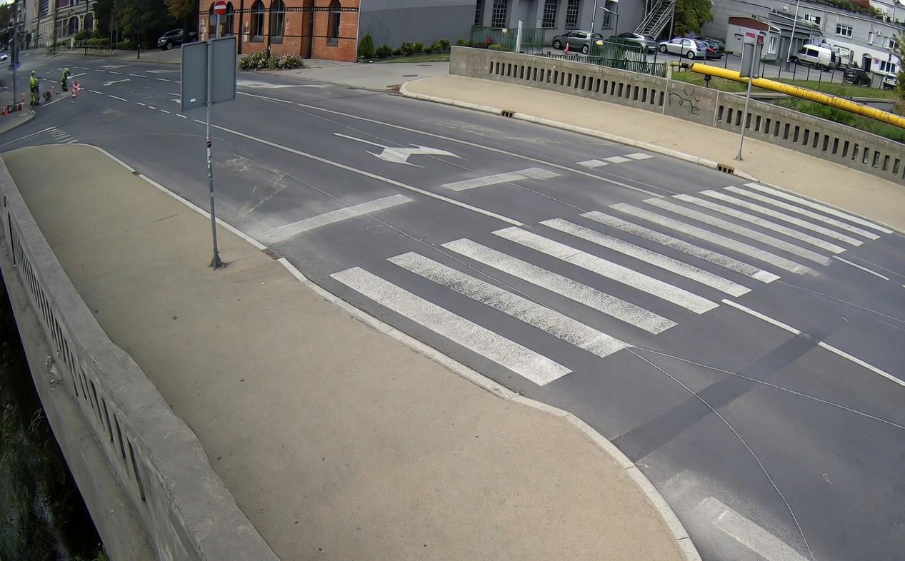 Bezpieczniej dla pieszych przy moście nad Kłodnicą.
